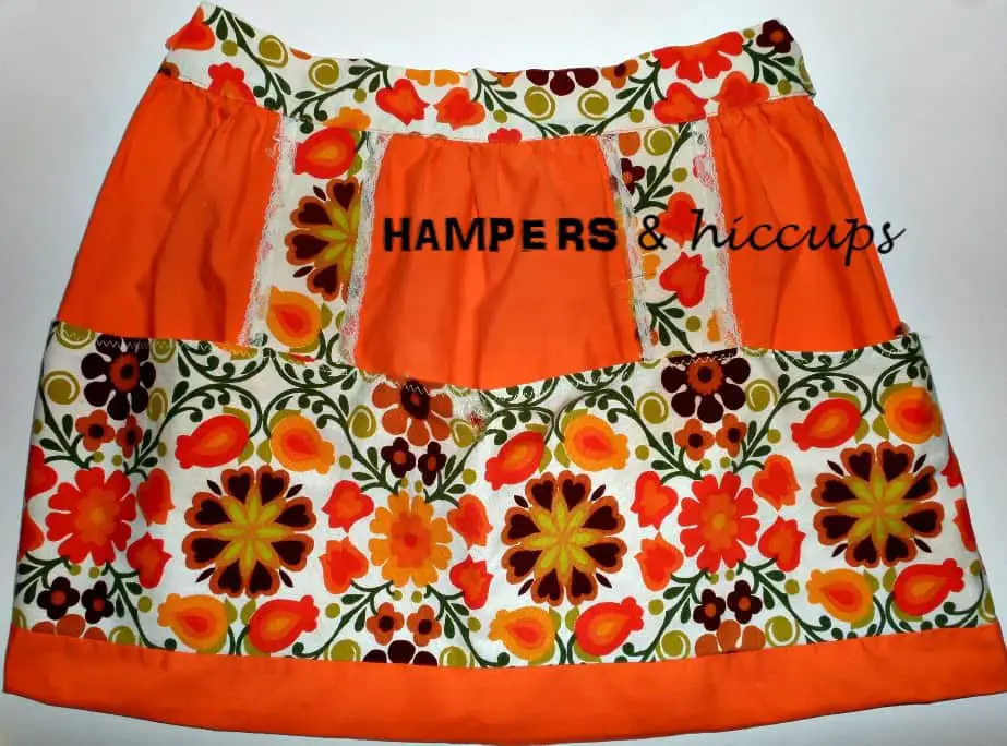 Why I wear an apron. vintage lifestyle choice. 4 more vintage lifestyle choices to my homemaking. what I do as a homemaker to make my days meaningful. find what is important to you and your family and run with it. #homemaking #parenting #homemaker #kids #cleaning #reusable